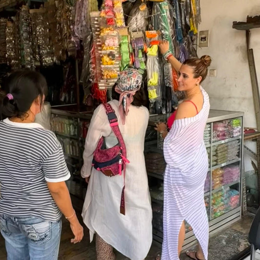 Bali en un mercvadillo local donde pude comprar material para mis cazaadoras muy diferentes a los vistos en España